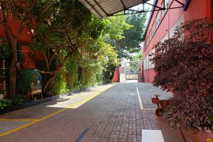 Estacionamento Amplo